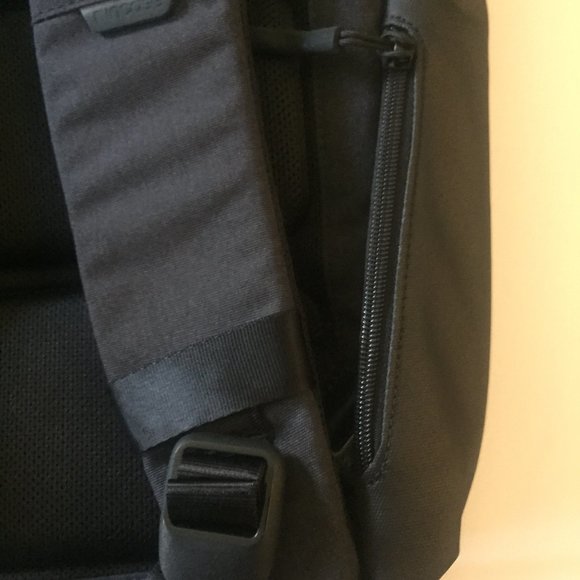 NEW Incase City Black Backpack for MacBook 17'' / iPad 360 Impact - Picture 5 of 13